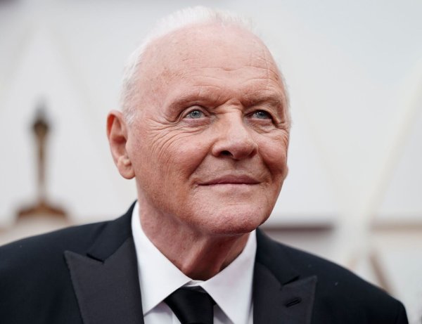 Anthony Hopkins blickt mit 87 Jahren auf sein bewegtes Leben. (Archivfoto) - © Jae C. Hong/Invision/AP/dpa