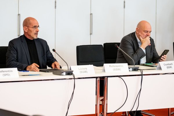 Brandenburgs BSW-Fraktionschef Niels-Olaf Lüders und BSW-Finanzminister Robert Crumbach sind sich nicht einig über die Medienstaatsverträge. - © Fabian Sommer/dpa