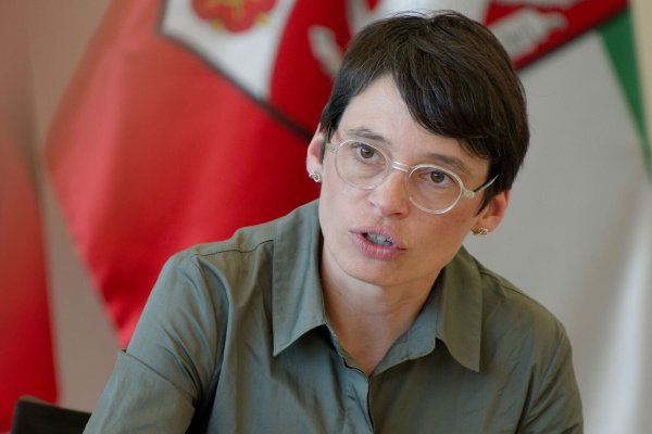 Flüchtlingsministerin Josefine Paul (Grüne) plant ein zweites Abschiebegefängnis. (Archivbild) - © Henning Kaiser/dpa