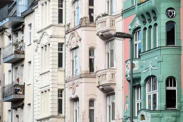 Der Bundesfinanzhof in München verhandelt drei Klagen gegen die Grundsteuer-Reform. (Symbolbild) - © Federico Gambarini/dpa/dpa-tmn