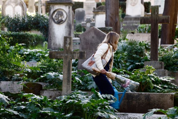 Sechs Beschäftigte des Mailänder Bestattungsamtes sollen Schmuck von Leichen entwendet haben. (Archivbild) - © Cecilia Fabiano/LaPresse/AP/dpa
