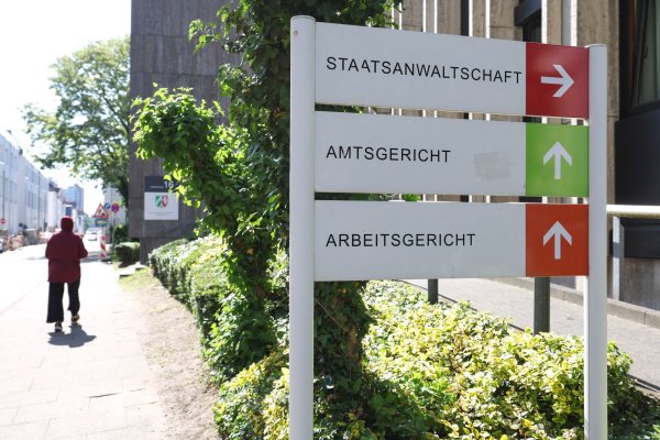 Die Zahl der Arbeitsgerichte in NRW soll halbiert werden. (Archivbild) - © Friso Gentsch/dpa
