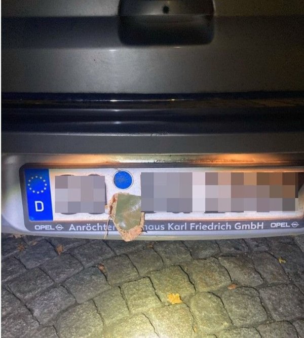 Hat sich da Laub am Kennzeichen verfangen? Ein zweiter Blick zeigt: Das Blatt wurde aufgeklebt. - © Polizei Bielefeld/dpa