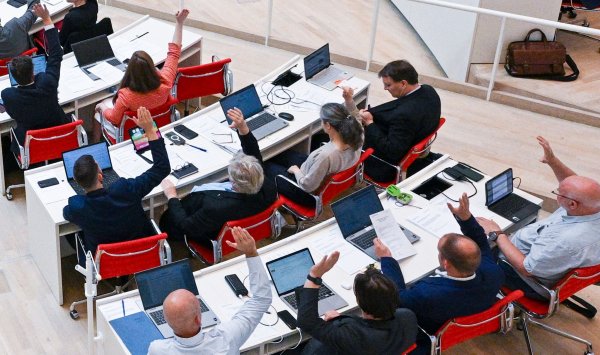 Die Koalition von SPD und BSW in Brandenburg ist in einer Krise - in der BSW-Fraktion rumort es. (Archivbild) - © Jens Kalaene/dpa