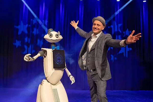 Jean Olivier lädt zur magischen Zaubershow mit dem interaktiven Roboter "Sparky". - © Axel Jusseit