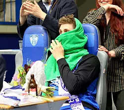 Versteckt seine R&uuml;hrung: Finn Lemke schwitze nach dem Spiel unter einem Handtuch aus. - &copy; Hagemann