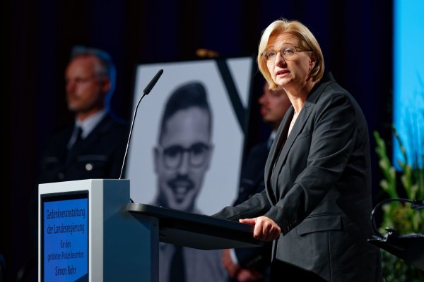 Ministerpräsidentin Anke Rehlinger. Zur Gedenkfeier waren laut Innenministerium rund 1.500 Menschen gekommen. - © Uwe Anspach/dpa