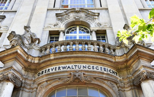 Bei der Berliner Justiz sind Dutzende Verfahren im Streit über die Visavergabe an Afghanen mit Aufnahmezusage eingegangen. (Symbolbild) - © Paul Zinken/dpa