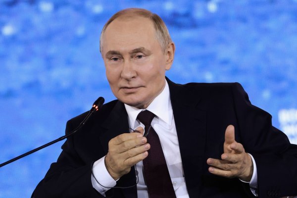Kremlchef Wladimir Putin lehnt Truppen aus Nato-Staaten in der Ukraine kategorisch ab. - © Stepan Pugachev/Roscongress Foundation/AP/dpa