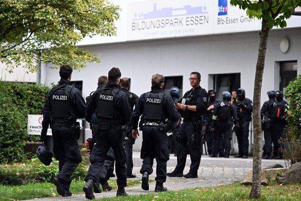 Ein massives Polizeiaufgebot sicherte das Berufskolleg am Freitag ab - Montag soll hier wieder Unterricht nach Plan stattfinden. - © Federico Gambarini/dpa