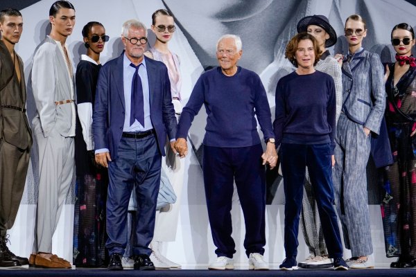 Vergangenes Jahr zeigte sich Armani auf dem Laufsteg mit Leo Dell\\\'Orco und seiner Nichte Roberta. (Archivbild) - © Luca Bruno/AP/dpa
