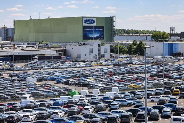 Das Angebot an Ford-Neuwagen auf dem Gelände des Kölner Werks ist groß, die Nachfrage aber hat noch Luft nach oben. - © Oliver Berg/dpa