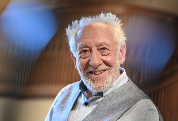 Dieter Hallervorden wird 90 und feiert seinen runden Geburtstag auf der Bühne. - © Jens Kalaene/dpa
