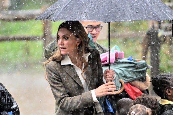 Kate zeigte sich erstmals in der Öffentlichkeit mit blonden Haaren. - © Eddie Mulholland/Pool Daily Telegraph/AP/dpa