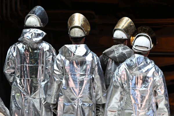 Die Mitglieder der IG Metall bei Thyssenkrupp Steel haben mit großer Mehrheit für einen Sanierungstarifvertrag gestimmt. Er sieht auch massive Lohnkürzungen vor. (Archivbild) - © Federico Gambarini/dpa