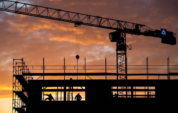 Das DIW sieht Licht in der Krise der deutschen Wirtschaft. (Archivbild) - © Julian Stratenschulte/dpa