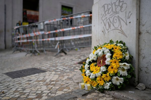 In Lissabon wird der Opfer des Unglücks gedacht. - © Armando Franca/AP/dpa