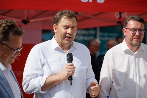 Bundesfinanzminister Lars Klingbeil (SPD) will im nordrhein-westfälischen Kommunalwahlkampf Klarheit schaffen, was die Städte und Gemeinden zu erwarten haben. (Archivbild) - © Friso Gentsch/dpa