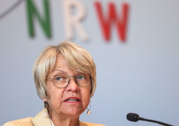 NRW-Schulministerin Dorothee Feller (CDU) sichert dem betroffenen Berufskolleg nach einer Messerattacke Hilfen zu. (Archivbild) - © Oliver Berg/dpa