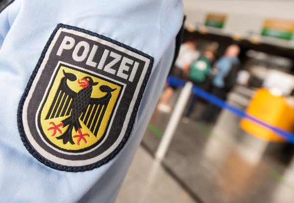 Die Bundespolizei konnte den 50-jährigen Paraguayer am Frankfurter Flughafen festnehmen. (Symbolbild) - © Boris Roessler/dpa