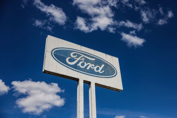 Blauer Himmel bei Sonnenschein - hat Ford nun eine bessere Zukunft? - © Oliver Berg/dpa