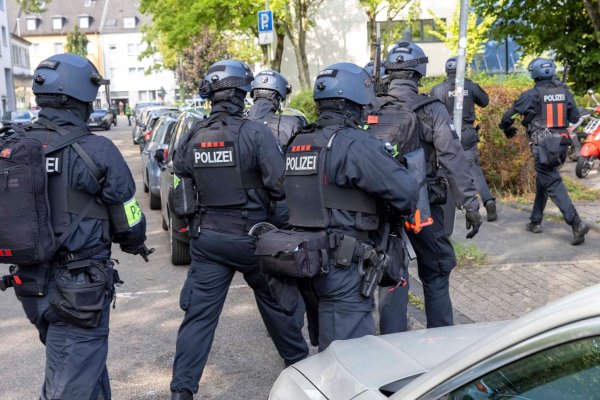 Einsatzkräfte haben das Schulgebäude abgeriegelt. - © Justin Brosch/dpa