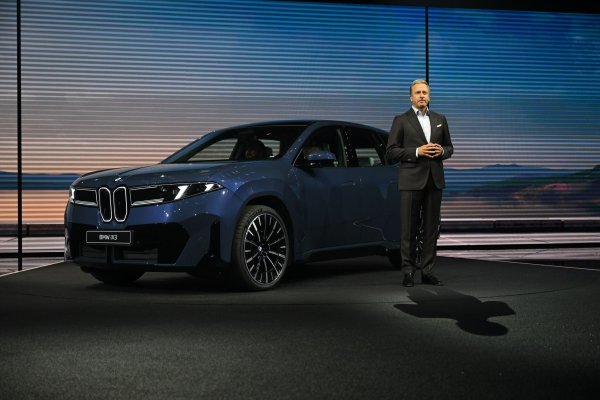 Konzernchef Oliver Zipse greift bei der Vorstellung des BMW iX3 zu Superlativen. - © Sven Hoppe/