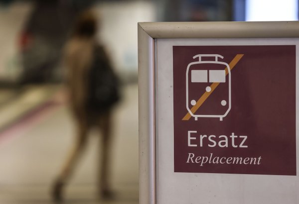 Im Bauzeitraum setzt die Bahn zwischen Essen, Bochum und Dortmund Ersatzbusse ein. (Archivbild) - © Oliver Berg/dpa