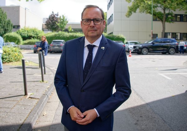 Bringt schärfere Waffenkontrollen an Schulen ins Gespräch: Essens Oberbürgermeister Thomas Kufen (CDU). - © Henning Kaiser/dpa