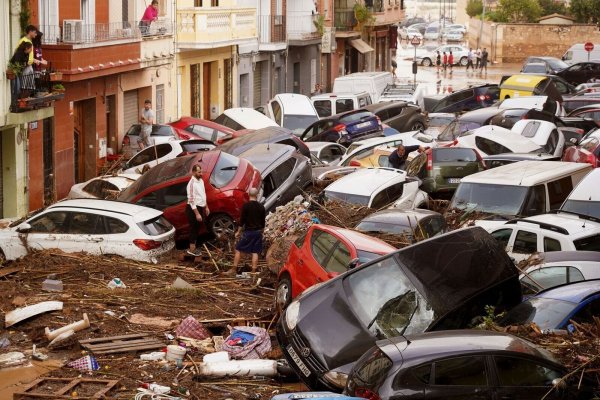 In Spanien haben heftige Unwetter viele Menschenleben gekostet. Das könnte laut vfdb auch in Deutschland wieder passieren. - © Alberto Saiz/AP