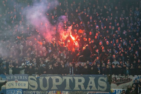 Bengalos brennen bei einem Spiel der 2. Bundesliga zwischen Paderborn und Rostock. (Archivbild) - © David Inderlied/dpa