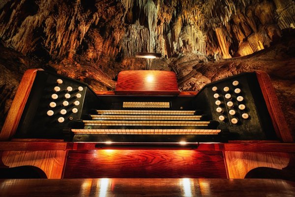 Die Orgel in den Luray Caverns gilt als das größte unterirdische Musikinstrument der Welt. Gespielt wird sie allerdings nur zu besonderen Anlässen. - © Charles King/Luray Caverns/dpa-tmn