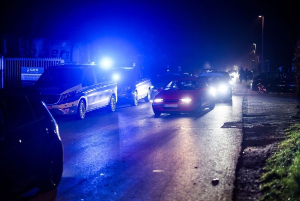 Ein illegales Treffen der Tuningszene wurde nach Stunden aufgelöst. - © Christoph Reichwein/dpa