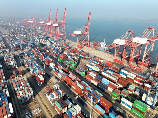 Containerterminal im Hafen von Lianyungang: Chinas Industrie ist zuletzt überraschend stark gewachsen. (Archivbild) - © Wang Chun/Xinhua/dpa
