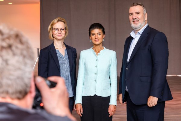 Sahra Wagenknecht (m) hat die Thüringer BSW-Spitze zuletzt hart kritisiert. - © Michael Reichel/dpa