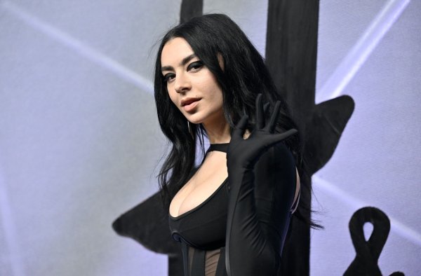 Machte den Begriff «brat» mit ihrem Albumtitel groß: Charli XCX. (Archivbild) - © Evan Agostini/Invision via AP/dpa