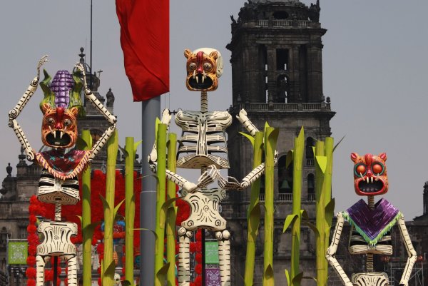 Im zentralen Platz von Mexiko-Stadt sind bis zu zehn Meter hohe Skeletten aus Pappe aufgestellt. - © Carlos Santiago/eyepix via ZUMA Press Wire/dpa