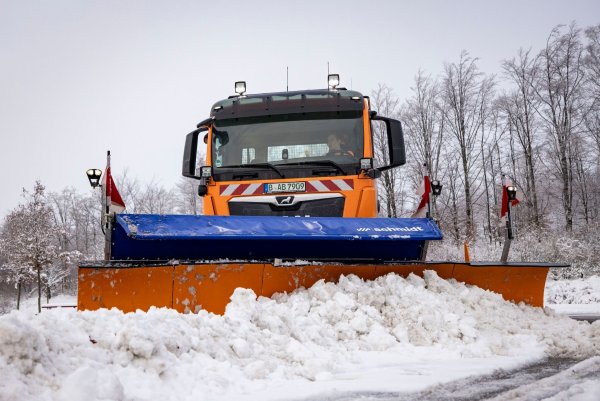 Die Autobahn Westfalen steht für den Winterdienst bereit. (Archivbild) - © Christoph Reichwein/dpa