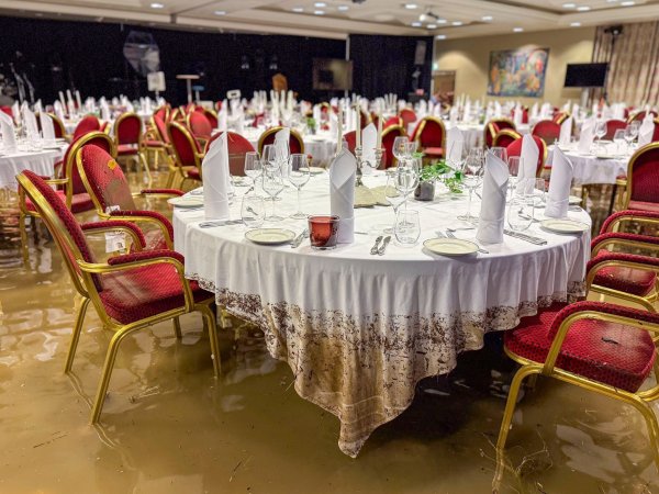 In der Nacht zum Freitag wurde das Hotel Ullensvang in Westnorwegen vom Unwetter überschwemmt. - © Britt Marie Grieg/NTB/dpa