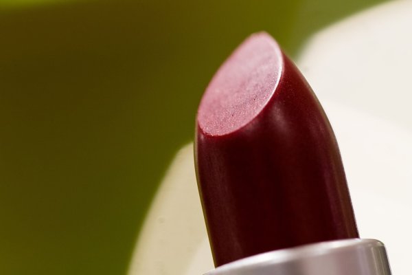 Die ideale Lippenstiftfarbe testet man am besten auf der Handinnenfläche, da das Ergebnis dort den Lippen am ähnlichsten ist. - © Daniel Karmann/dpa/dpa-tmn