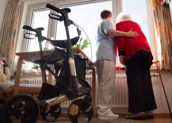 Deutliches Plus: Die Bezahlung von Pflegekräften in Pflegeheimen ist spürbar gestiegen. (Symbolbild) - © Tom Weller/dpa