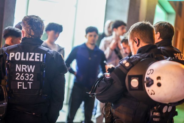 In Marl wurden Einsatzkräfte von Polizei, Feuerwehr und auch der Bürgermeister zur Zielscheibe. - © Christoph Reichwein/dpa