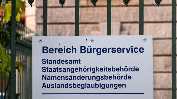 Hier können Vornamen und Geschlechtseinträge geändert werden: im Standesamt. (Symbolbild) - © Jens Kalaene/dpa