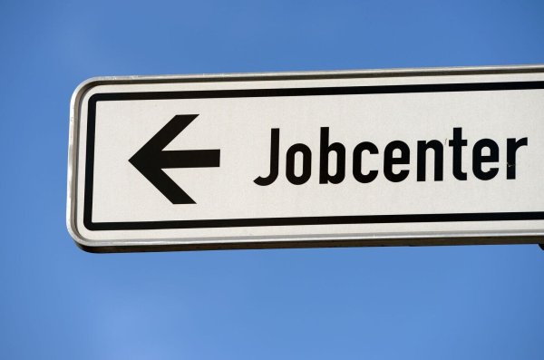 Der Bundesrechnungshof sieht Mängel bei der Betreuung ukrainischer Geflüchteter durch Jobcenter. (Symbolbild) - © Ralf Hirschberger/dpa-Zentralbild/dpa