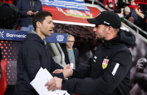 Xabi Alonso (l) trainiert aktuell Bayer 04. Sein Nachfolger könnte eines Tages Sebastian Hoeneß heißen. - © Rolf Vennenbernd/dpa