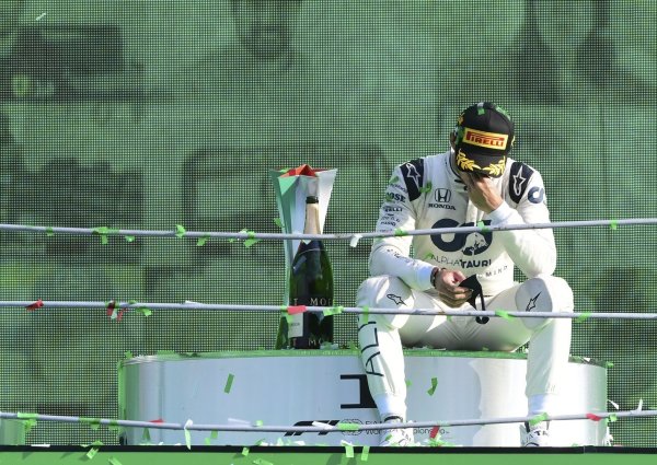Emotionaler Moment - © Foto: Jennifer Lorenzini/POOL Reuters/AP/dpa