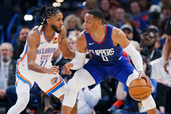 Los Angeles\\\' Russell Westbrook (0) dribbelt den Ball, während Oklahoma City Thunders Isaiah Joe (11) verteidigt. - © Nate Billings/AP/dpa