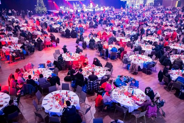 Obdachlose und Bedürftige bei der 29. Weihnachtsfeier für Obdachlose und Bedürftige des Sängers Frank Zander im Berliner Hotel Estrel. - © Christoph Soeder/dpa