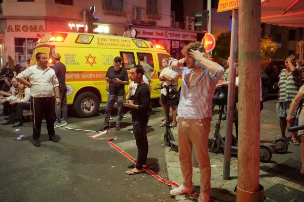Ein Mensch wurde getötet und mehrere verletzt, als eine Drohne aus dem Jemen in Tel Aviv einschlug. - © Erik Marmor/AP