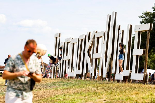 Um 14 Uhr strömen die ersten Besucher auf das Festivalgelände beim Electronic Music Festival «Parookaville» auf dem Flughafen Niederrhein. - © Christoph Reichwein/dpa